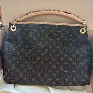 EXCELLENT condition Louis Vuitton Artsy MM